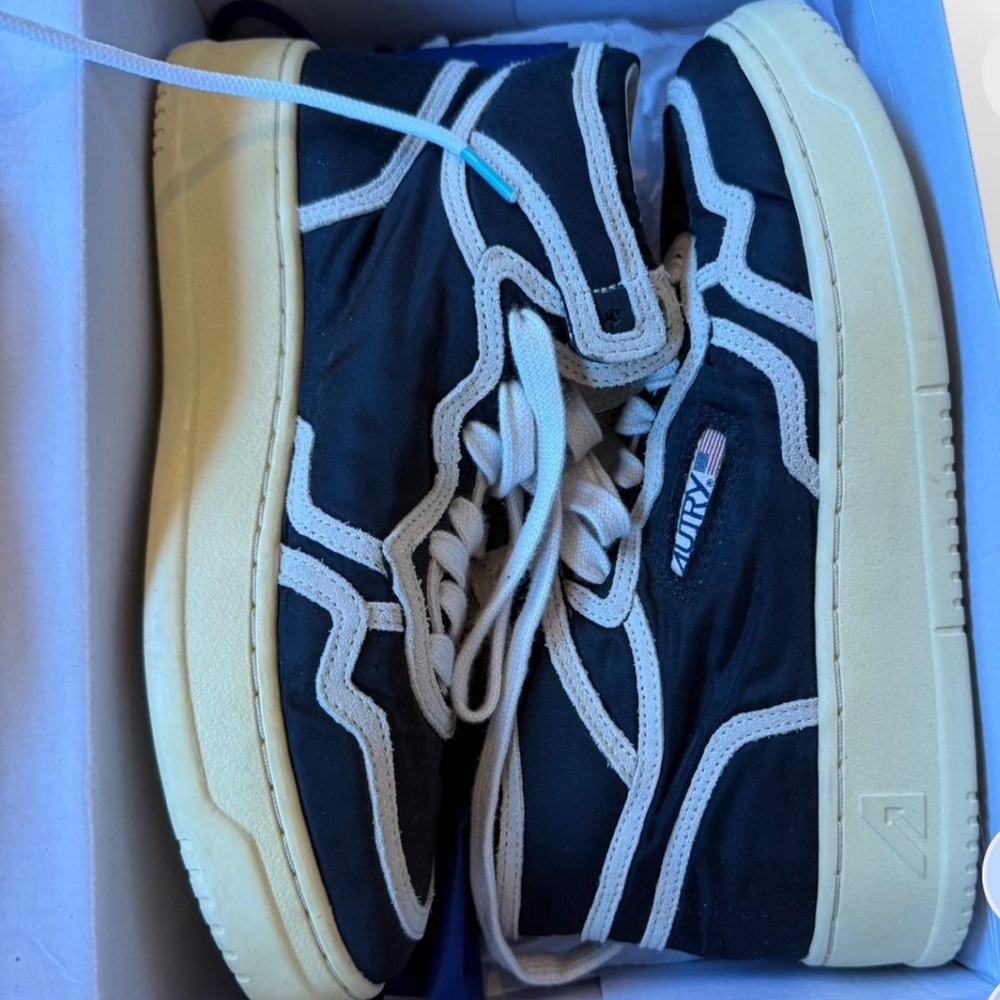 AUTRY 01 MID WOM
Nylon/Suede - Black
